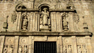 curiosidades-sobre-la-puerta-santa-de-la-catedral-de-santiago-1920.jpg